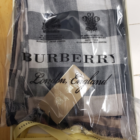 Scarf - Picture 1 of 8